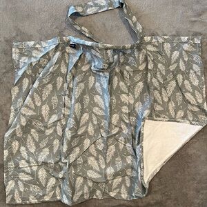 NWOT Bebe Au Lait Nursing Cover in Gray and White Leaf Print